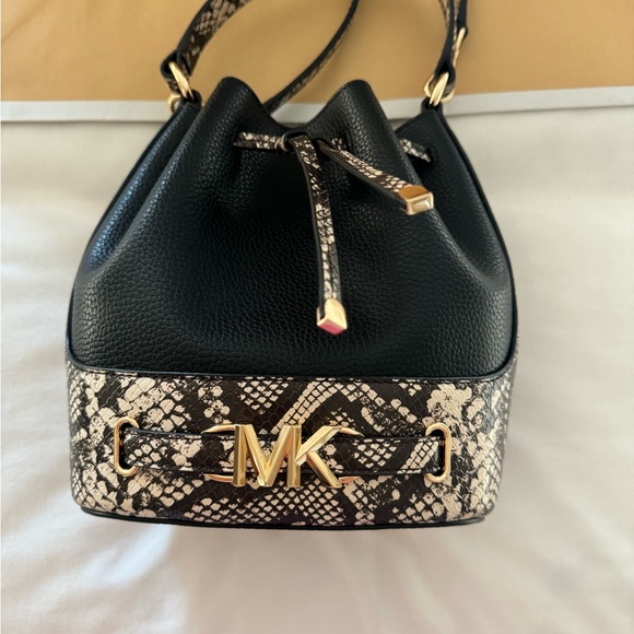 Michael Kors Black Bucket Bag NWOT - Picture 3 of 11